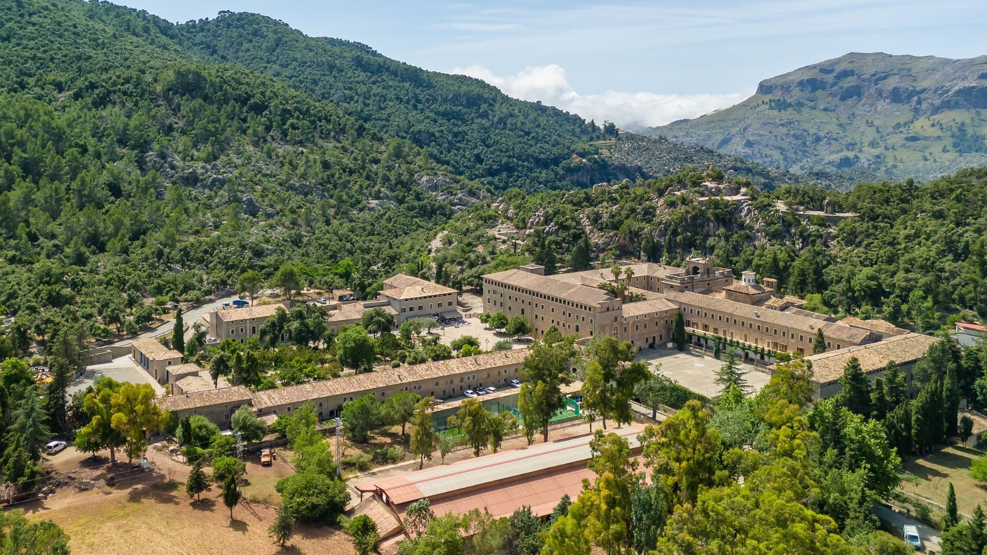 Vue aérienne du monastère de Lluc - Serra de Tramuntana - Majorque - Espagne