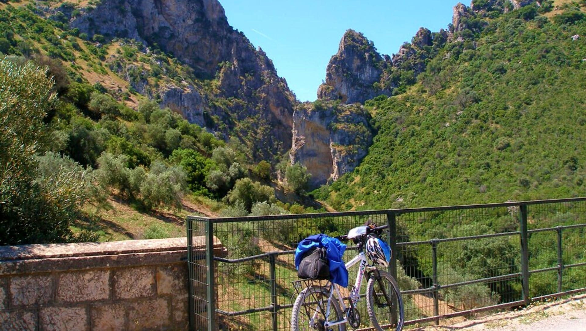 Vélo au belvédère d'une gorge - Villages blancs - Andalousie - Espagne