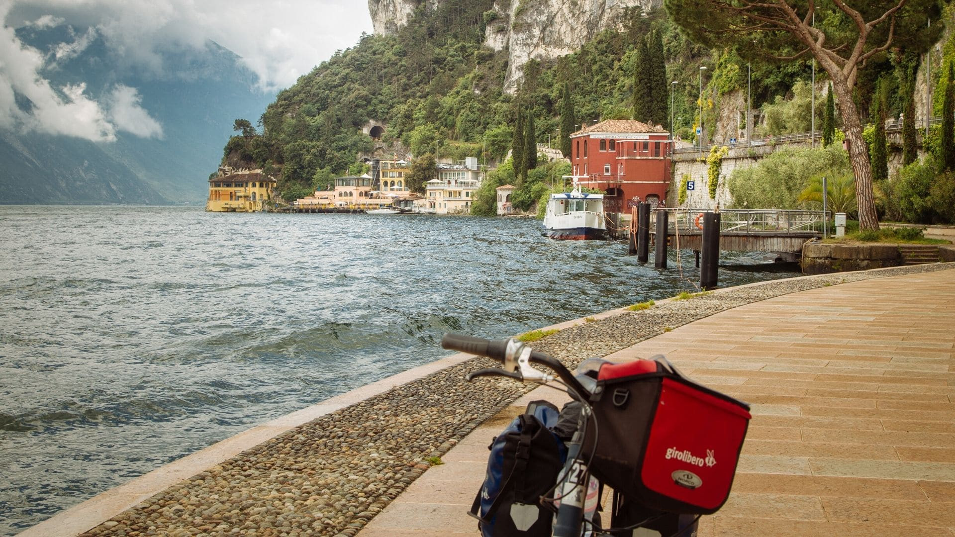Vélo sur la promenade au bord du lac de Garde - Italie