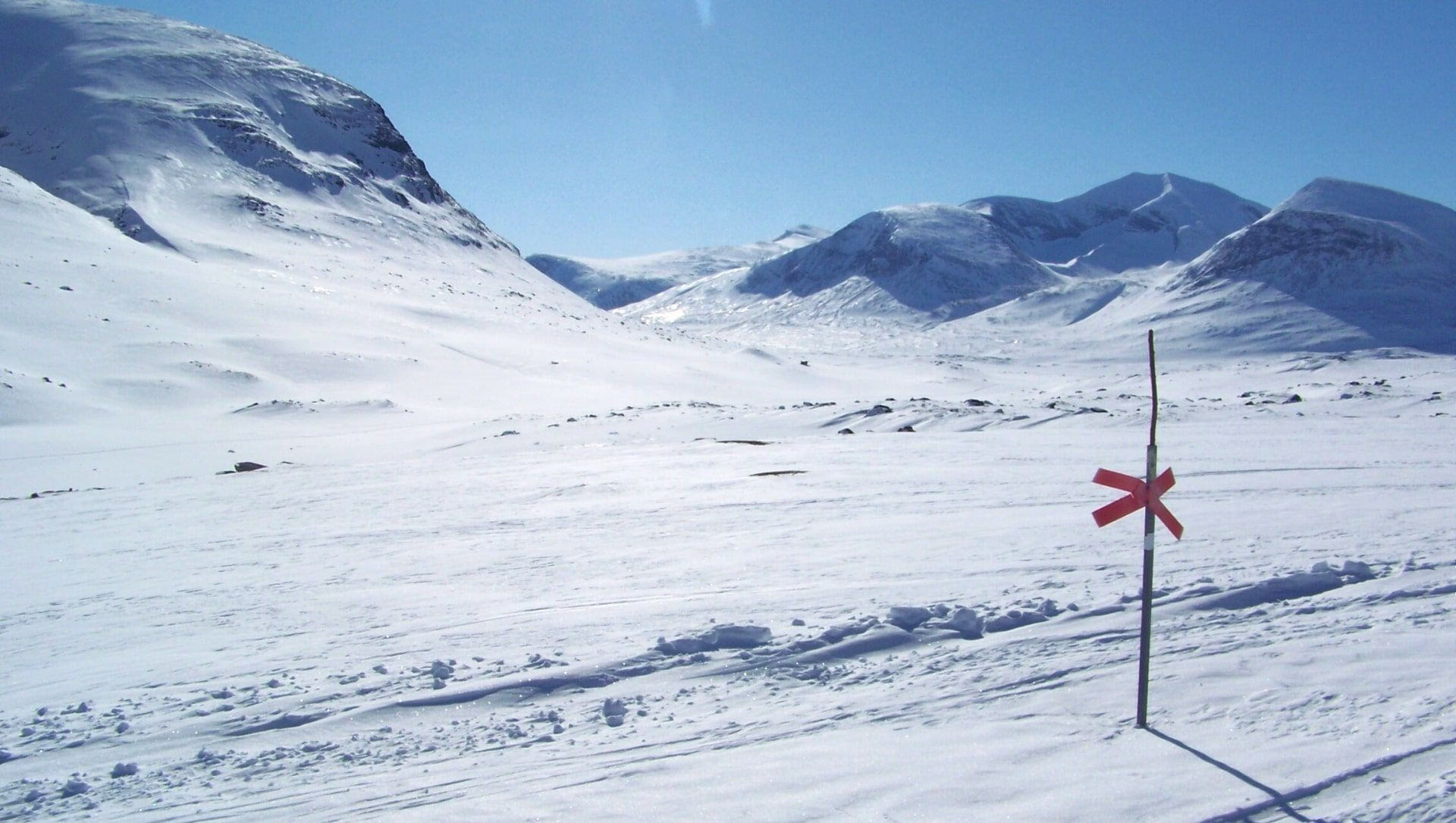 Croix Rouge Sur Un Paysage De La Piste Royale C Doriane Argaud - Suède