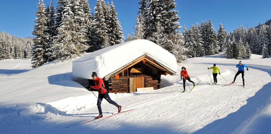 Ski de fond devant un chalet enneigé - Seefeld - Tyrol, Autriche