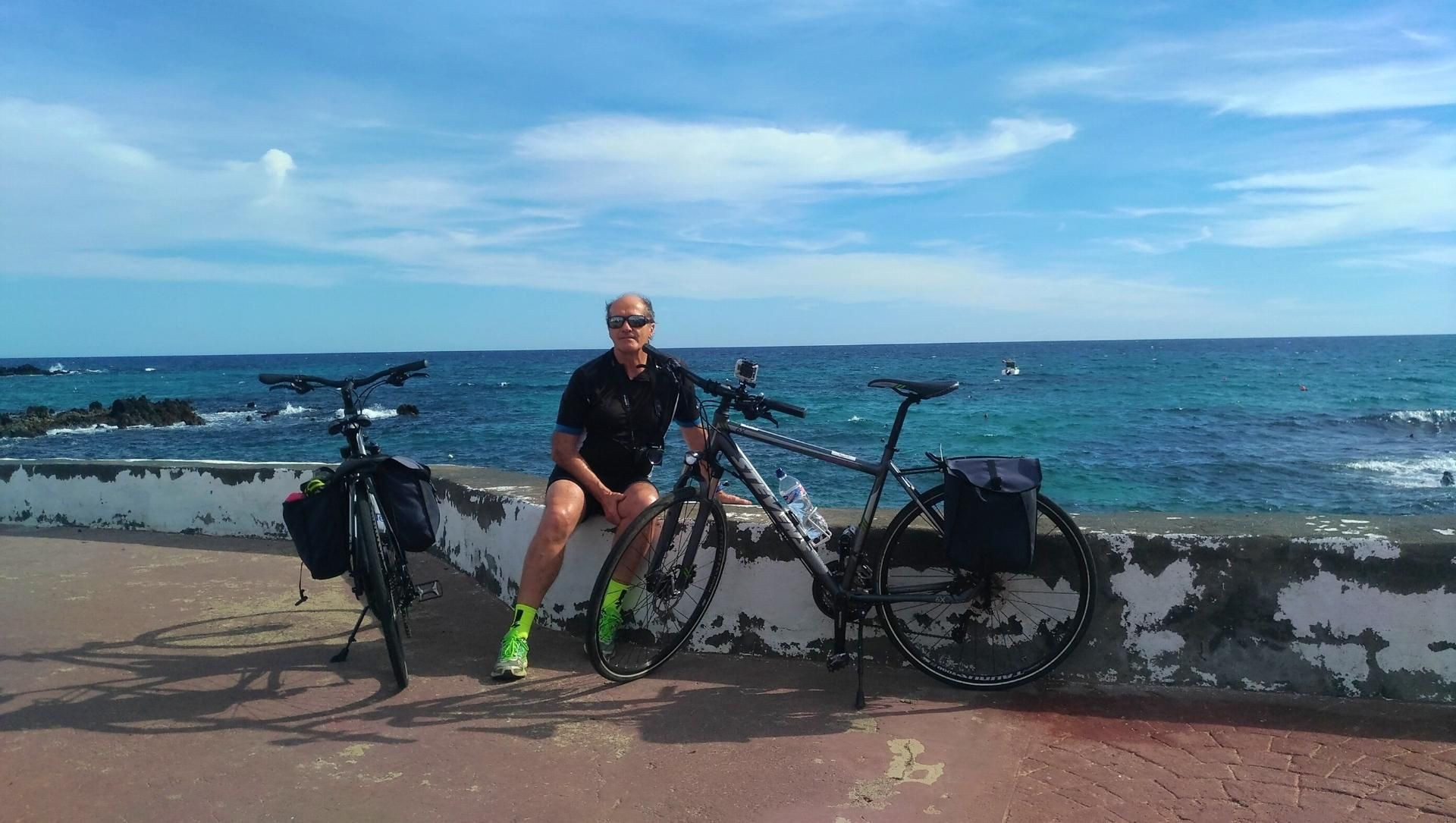 Pause à vélo au bord de l'Atlantique - Lanzarote - Canaries - Espagne