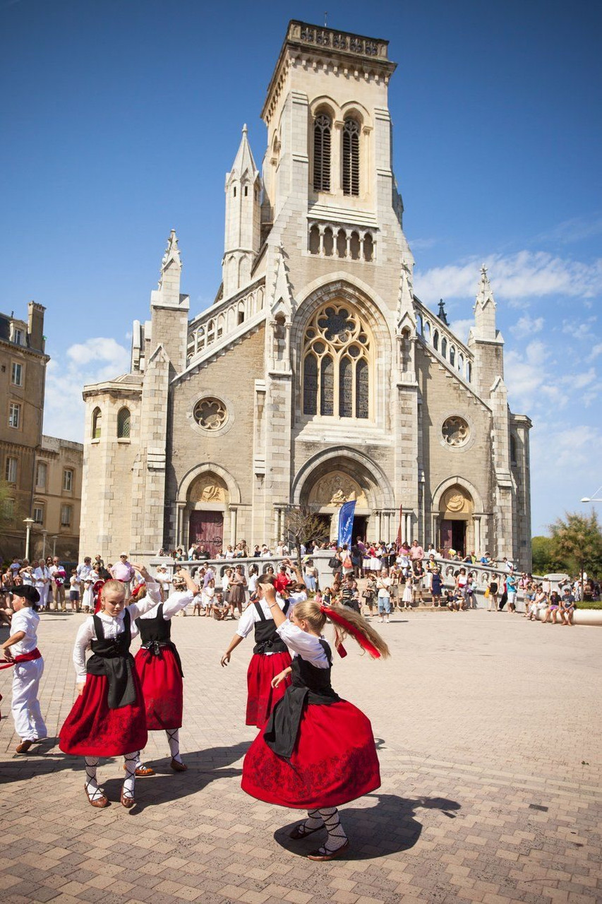 Danse basque devant l'église Sainte-Eugénie - Biarritz - Pays basque - France
