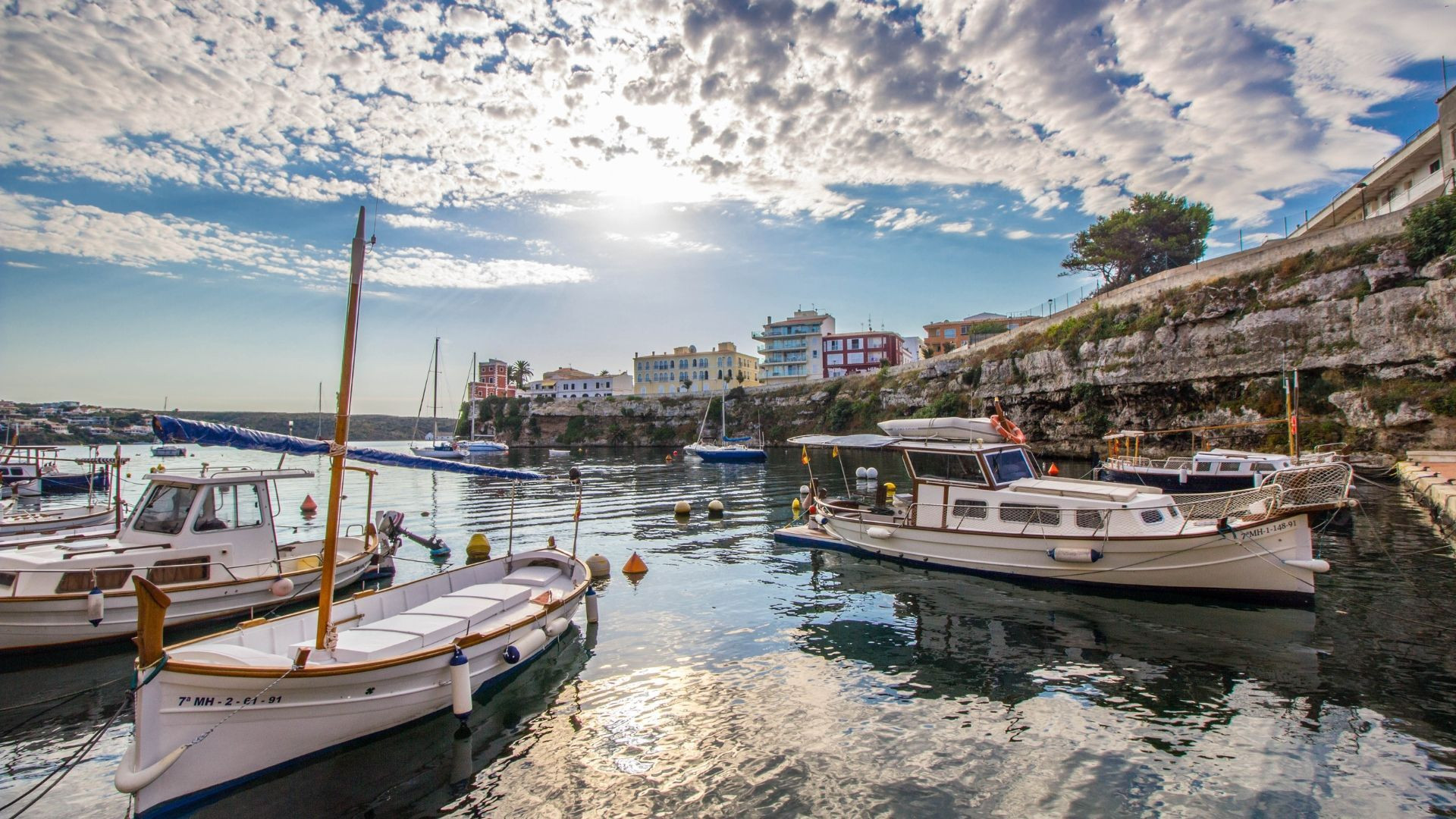 Barques de pêche dans le port de Fornells - Minorque - Espagne