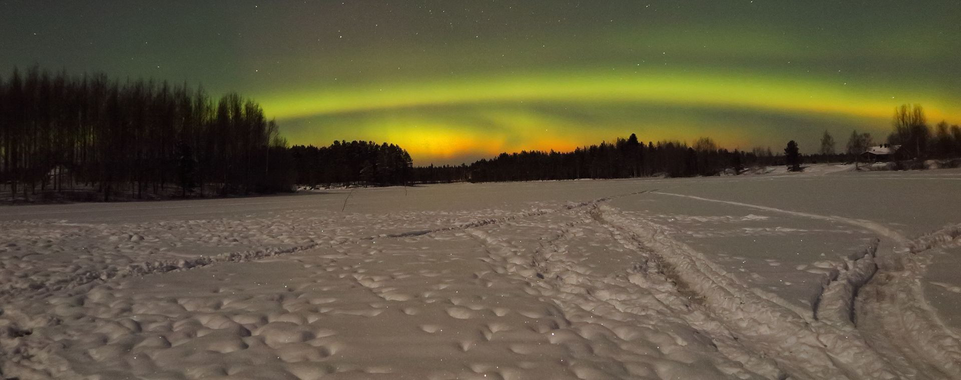 Aurore boréale sur un lac gelé enneigé - Laponie - Finlande