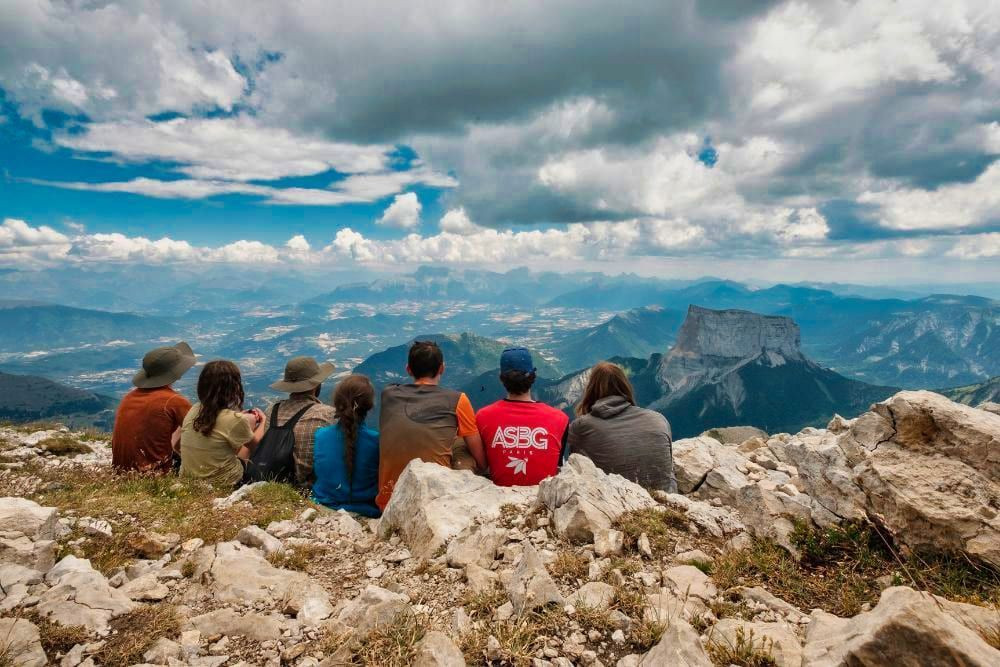 Randonneurs face au Mont Aiguille - Hauts-Plateaux du Vercors