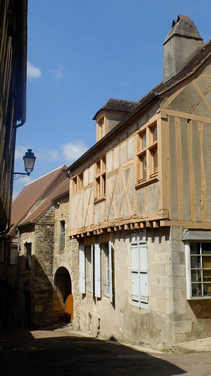 Rue médiévale à colombages de Clamecy - Bourgogne - France