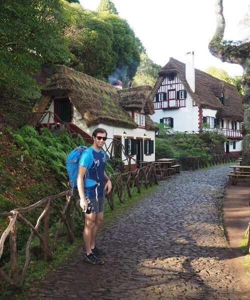Randonneur aux Queimadas - Caldeirão Verde - Madère - Portugal