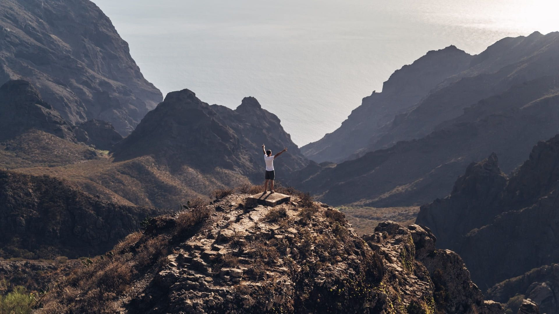Randonneur sur une crête rocheuse - La Gomera - Canaries - Espagne