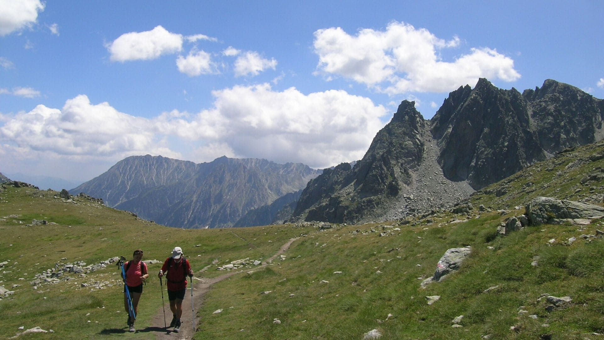 Randonneurs au milieu des sommets - Encantats - Pyrénées - Espagne