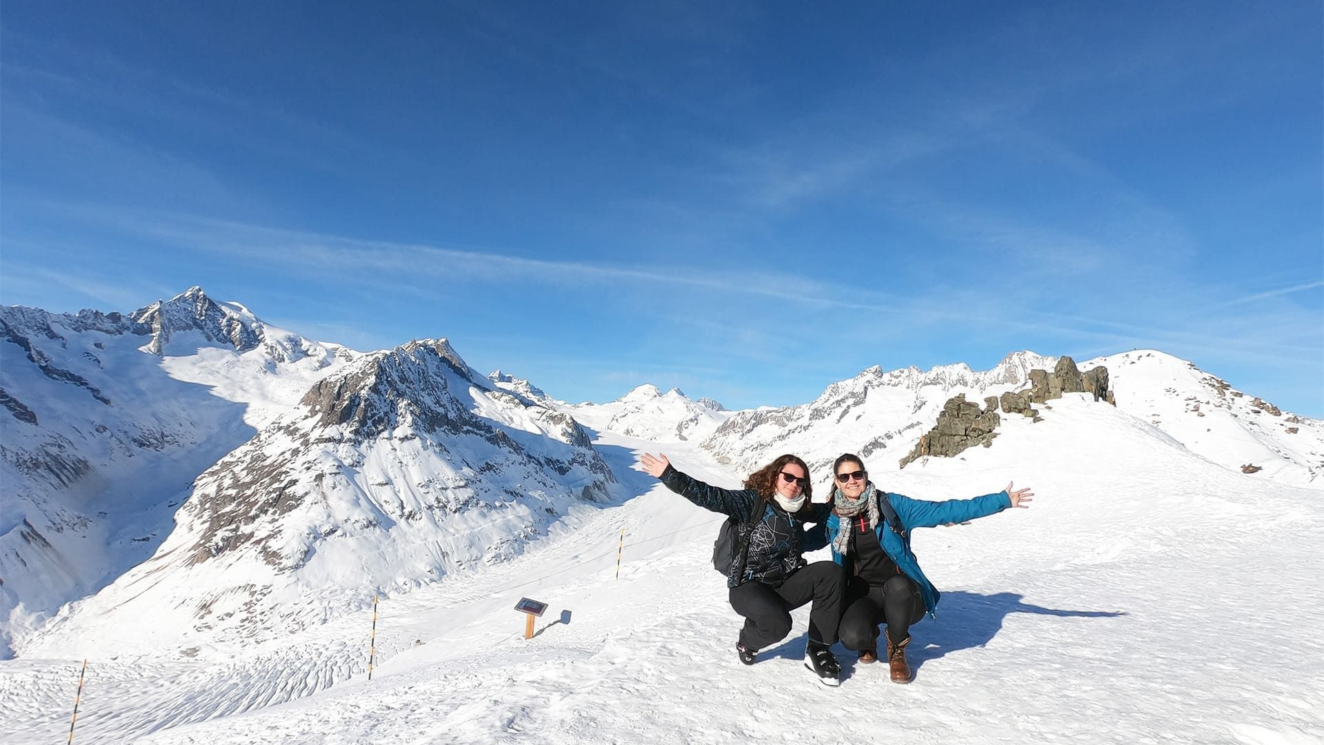 © Oriane Tempé Randonneuses près du glacier d'Aletsch en hiver - Valais - Suisse