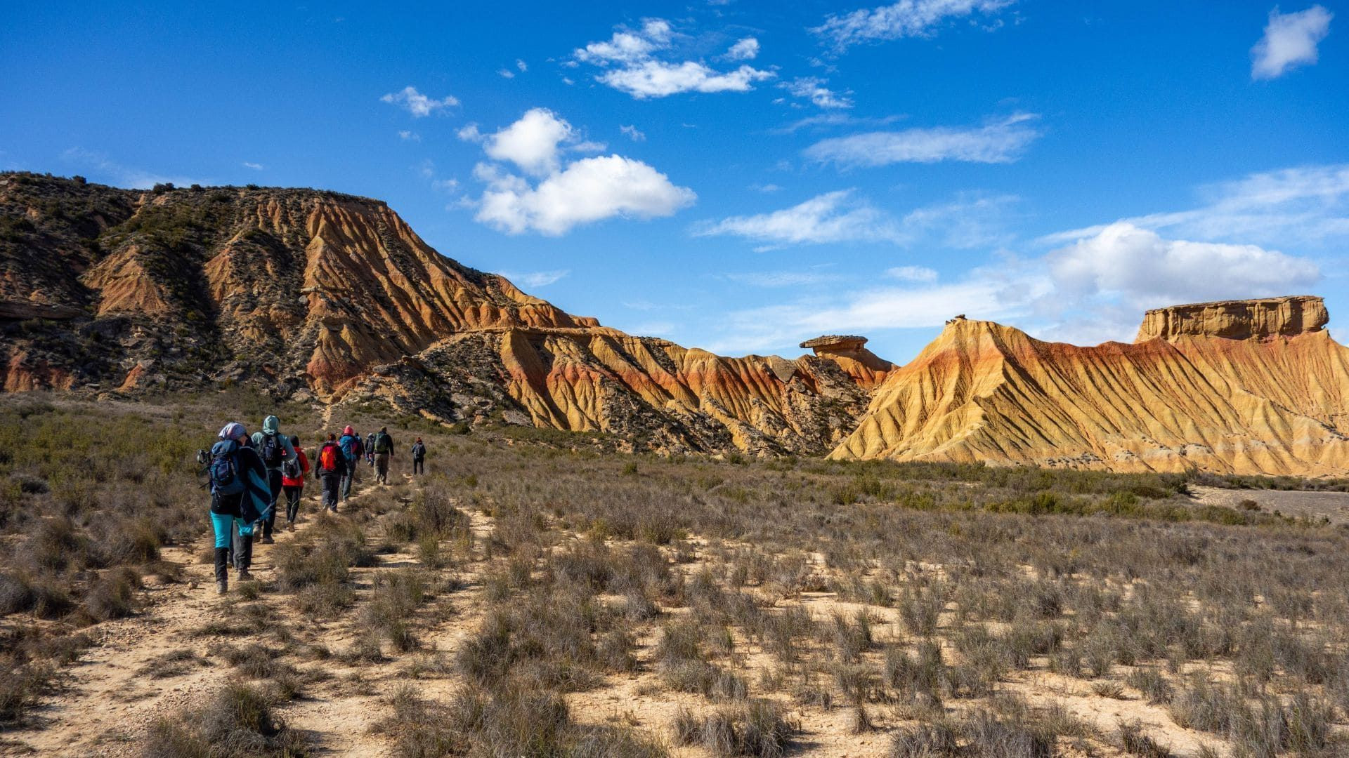 Randonneurs dans la plaine du désert des Bardenas - Navarre - Espagne