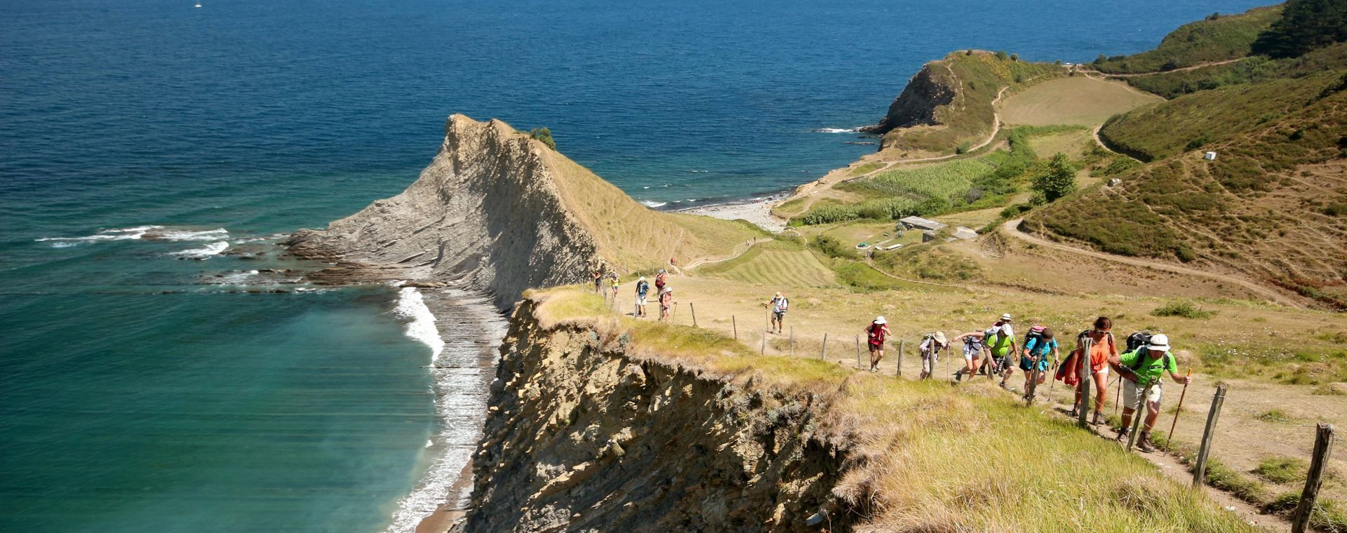 Randonneurs sur les falaises de la côte basque - Pays basque - Espagne