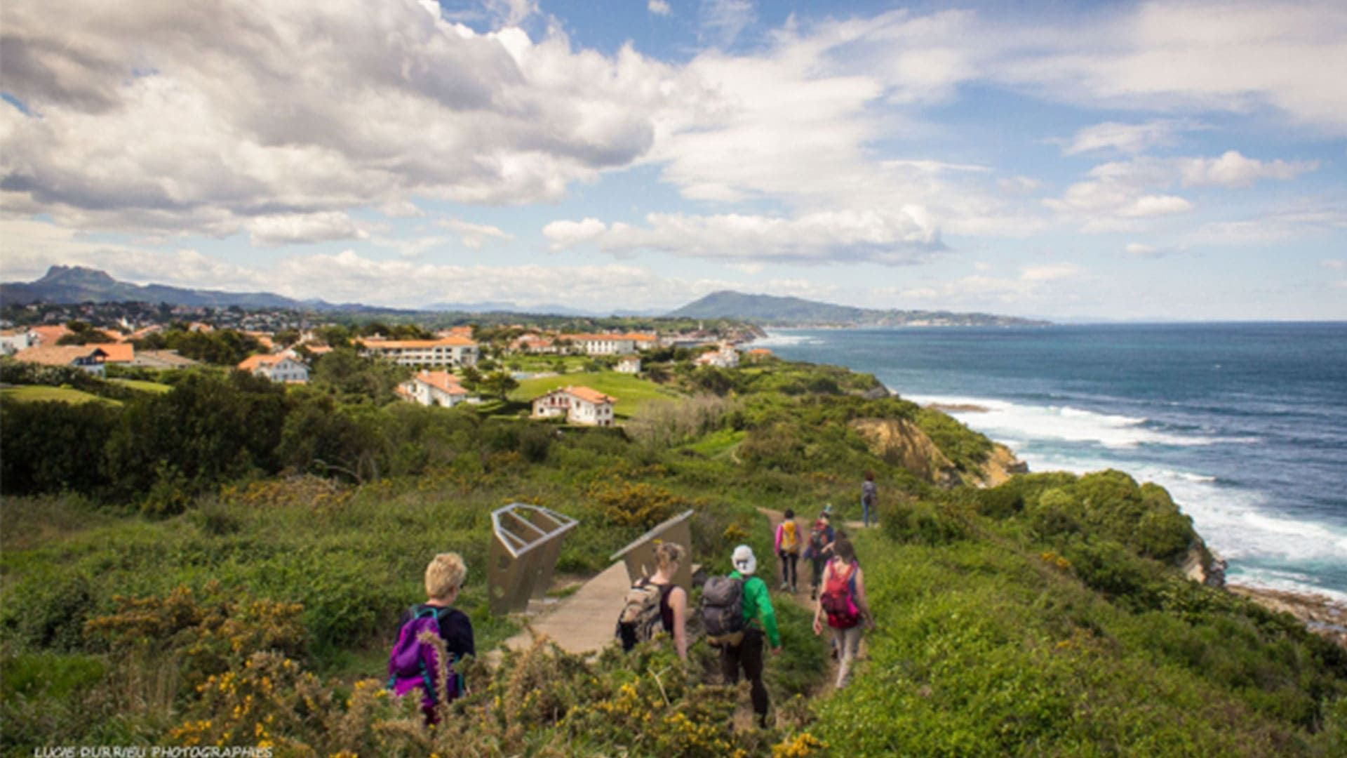 © Respyrenees Randonneurs sur le sentier littoral basque - Pays basque - France