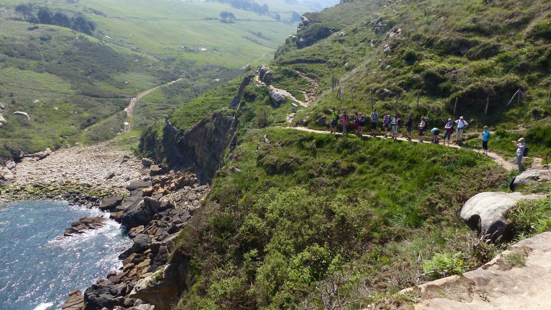 Randonneurs sur le sentier du littoral - Pays basque - France