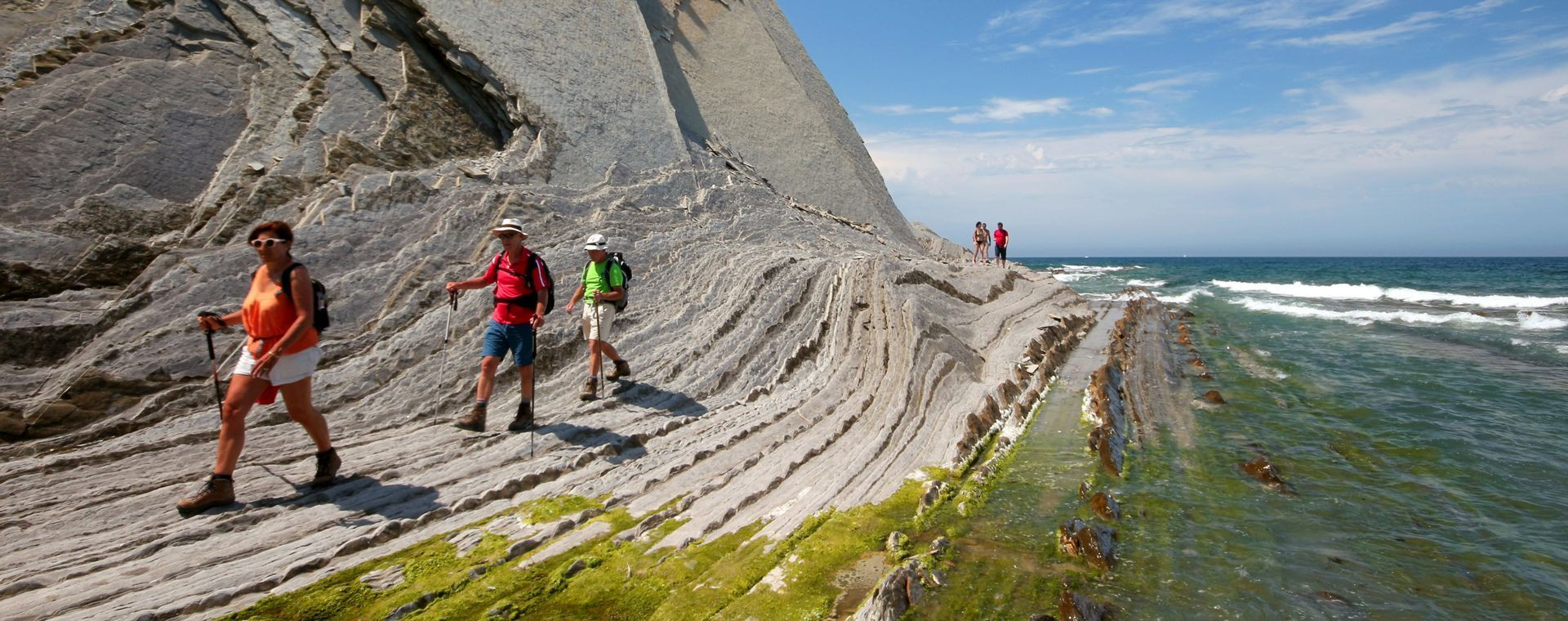 Randonneurs sur le flysch de la plage de Sakoneta - Pays basque - Espagne