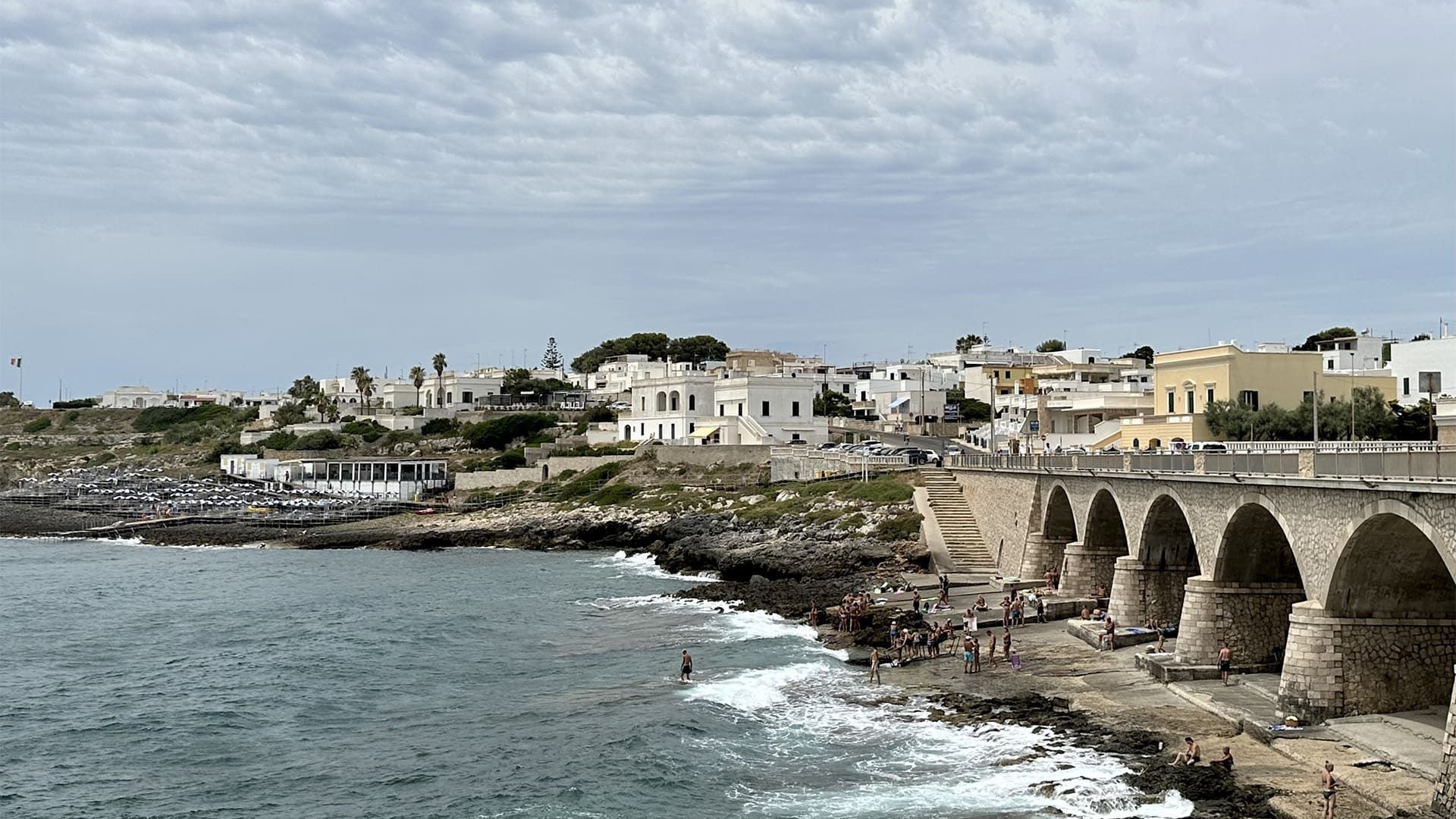 © Frank David Pont historique en bord de mer - Pouilles - Italie