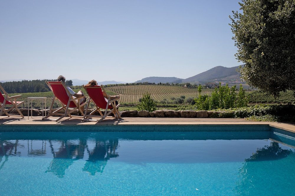 Piscine d'hôtel face aux vignobles de la vallée du Douro - Portugal
