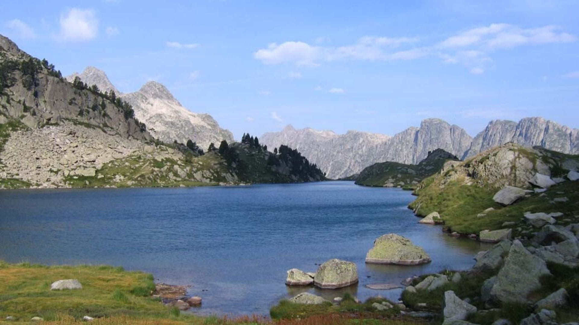 Lac de montagne et sommets rocheux - Pyrénées - Espagne