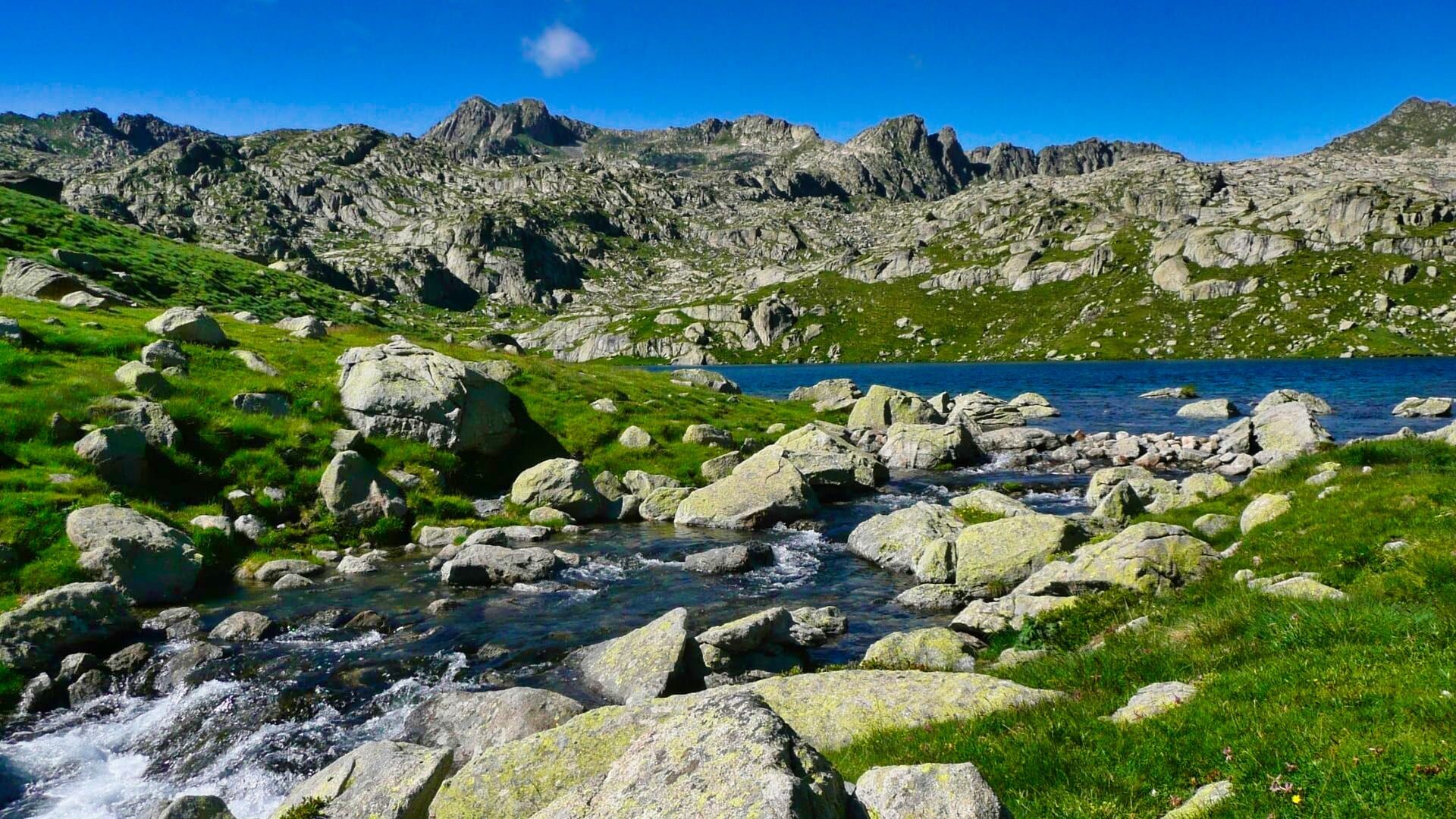 Lac Et Ruisseau Dans Les Encantats Pyrenees - Pyrénées - Espagne