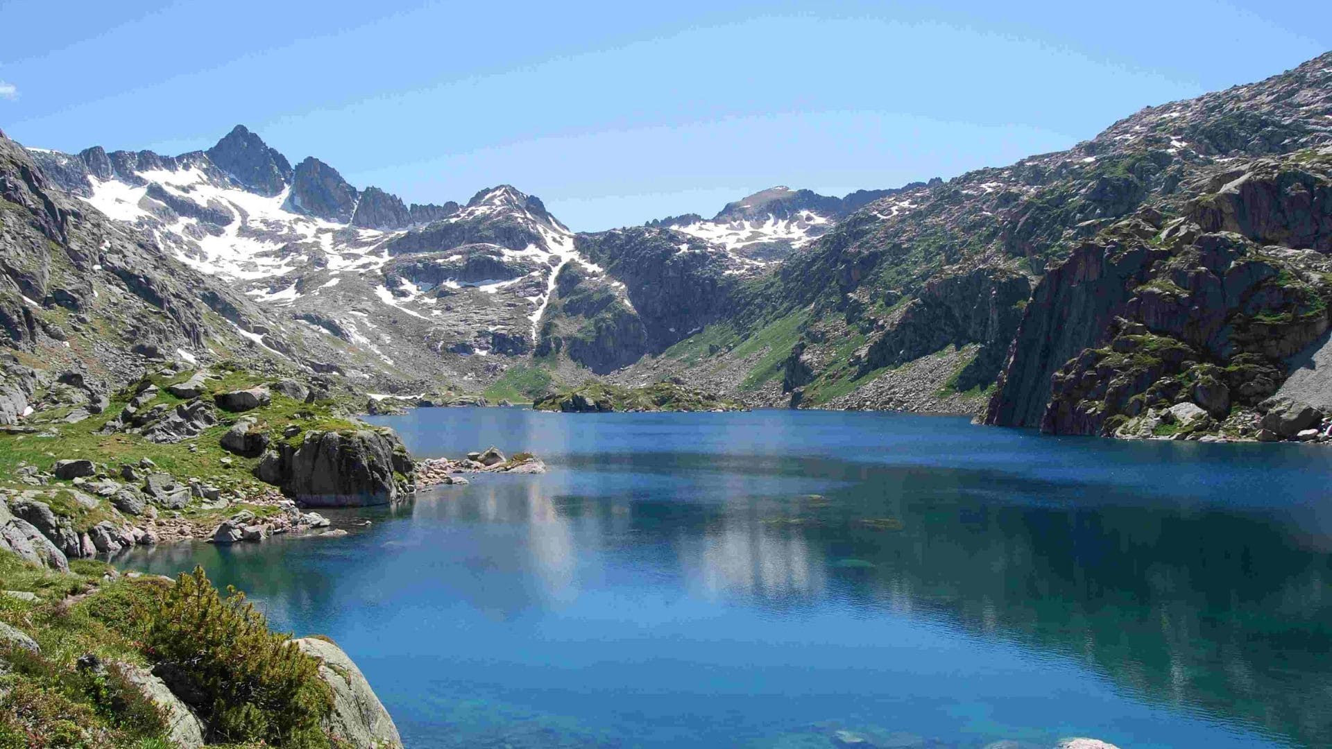 Lac et sommets enneigés dans les Encantats - Pyrénées - Espagne