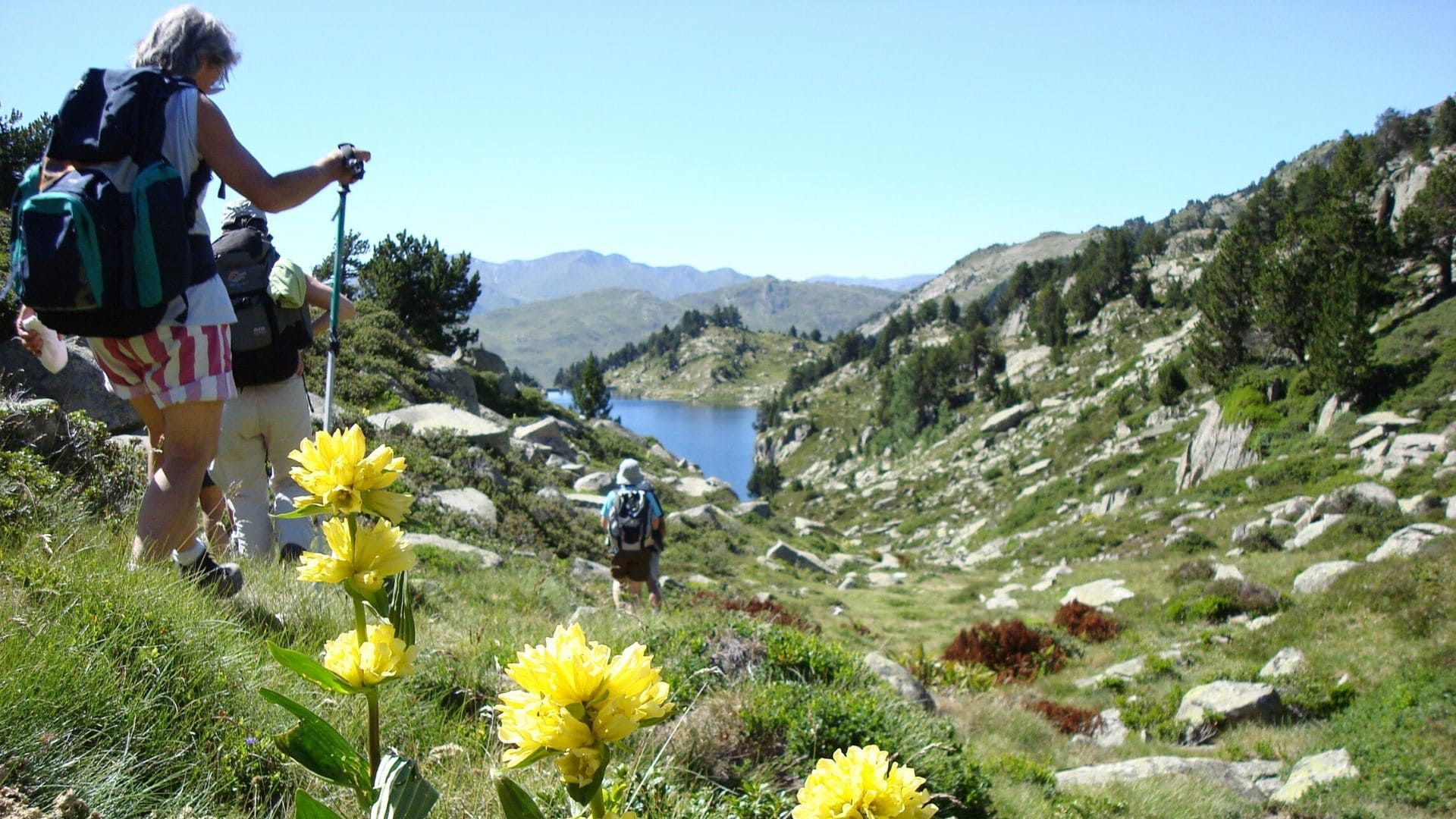 Randonneurs et lac de montagne - Encantats - Pyrénées - Espagne