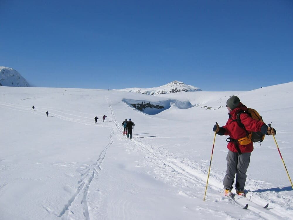 Skieur nordique dans la vallée de Mjølkedalen - Norvège