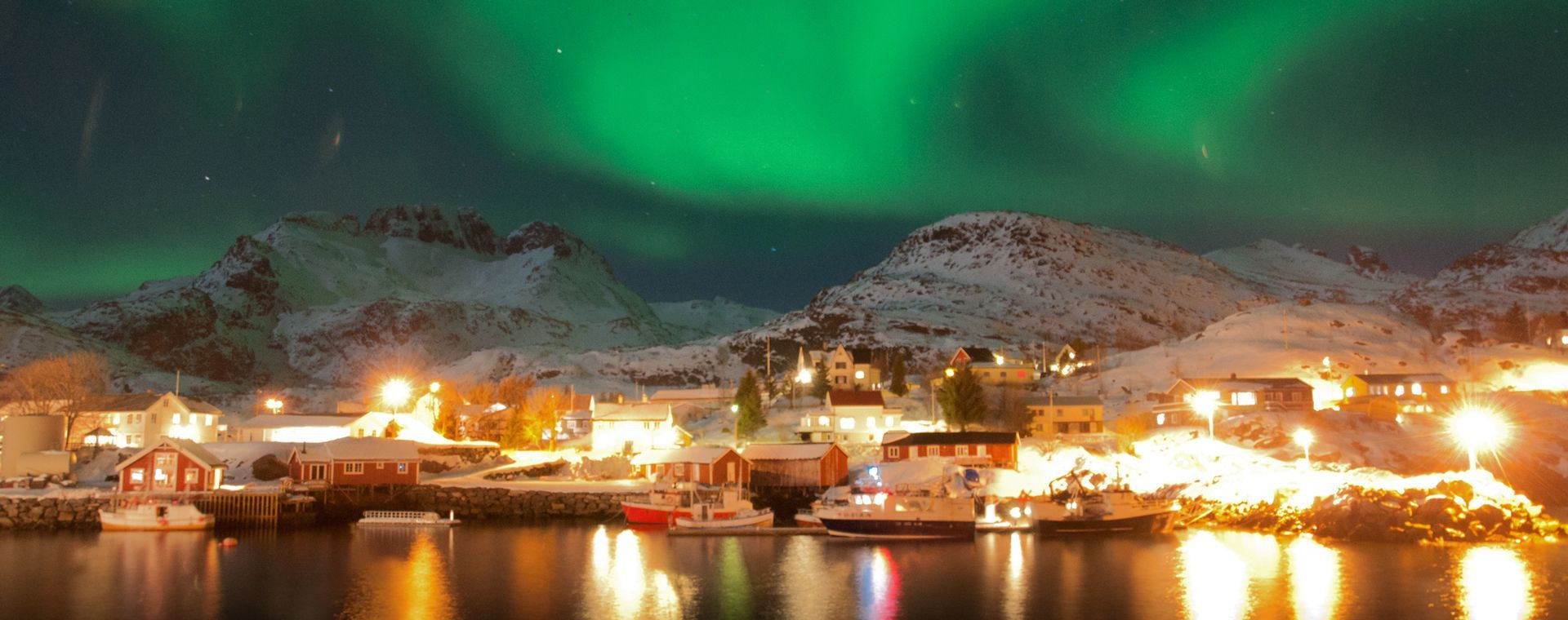 Aurores boréales sur un port - Îles Lofoten - Norvège