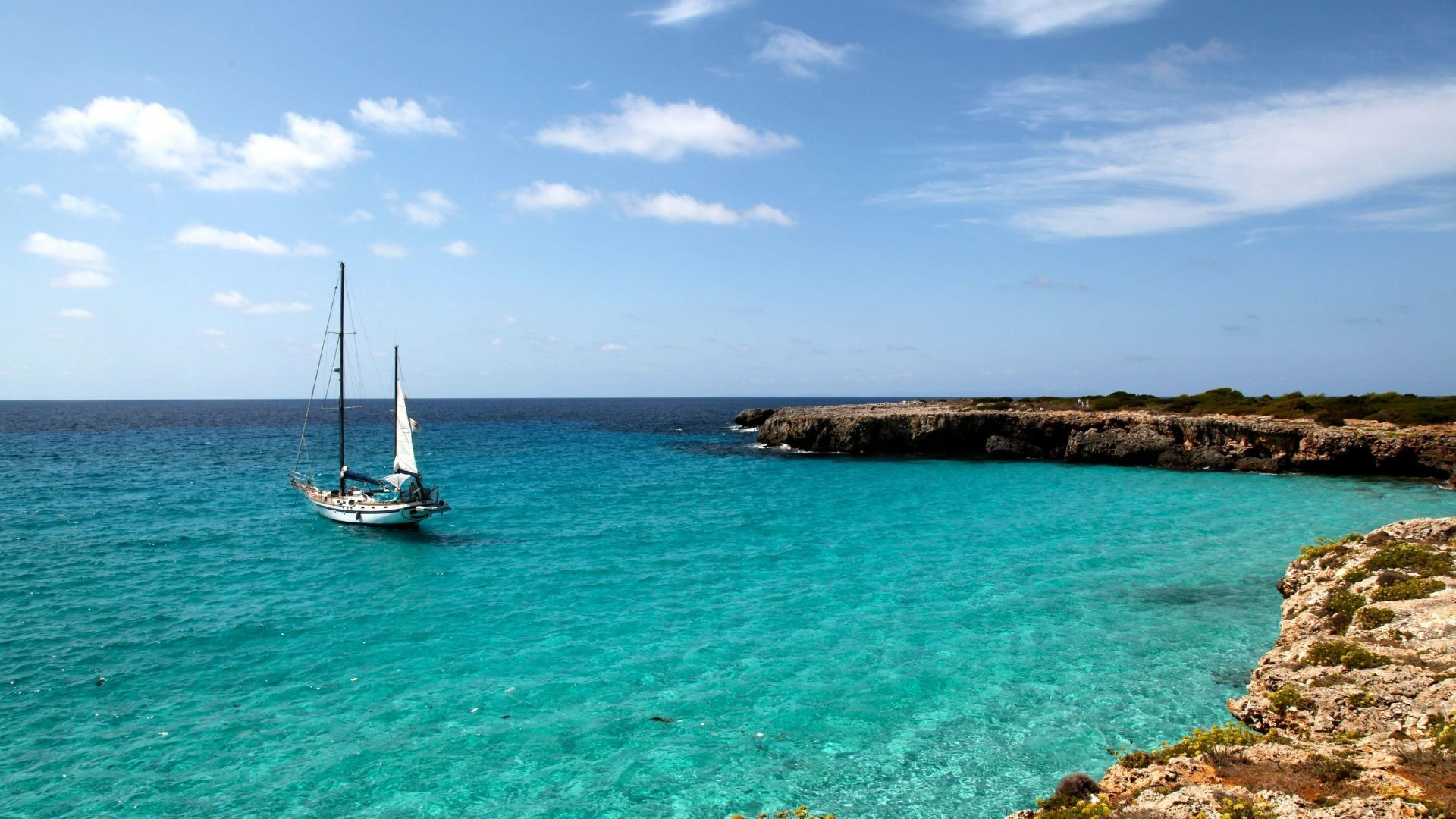 Voilier dans les eaux turquoise près de Ciutadella - Minorque - Espagne