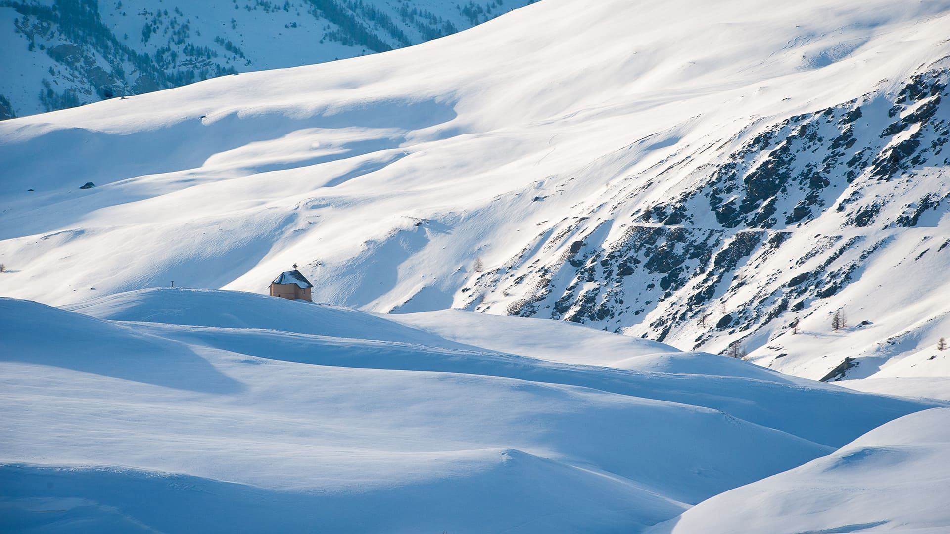 Refuge enneigé - Alpes du Sud - France