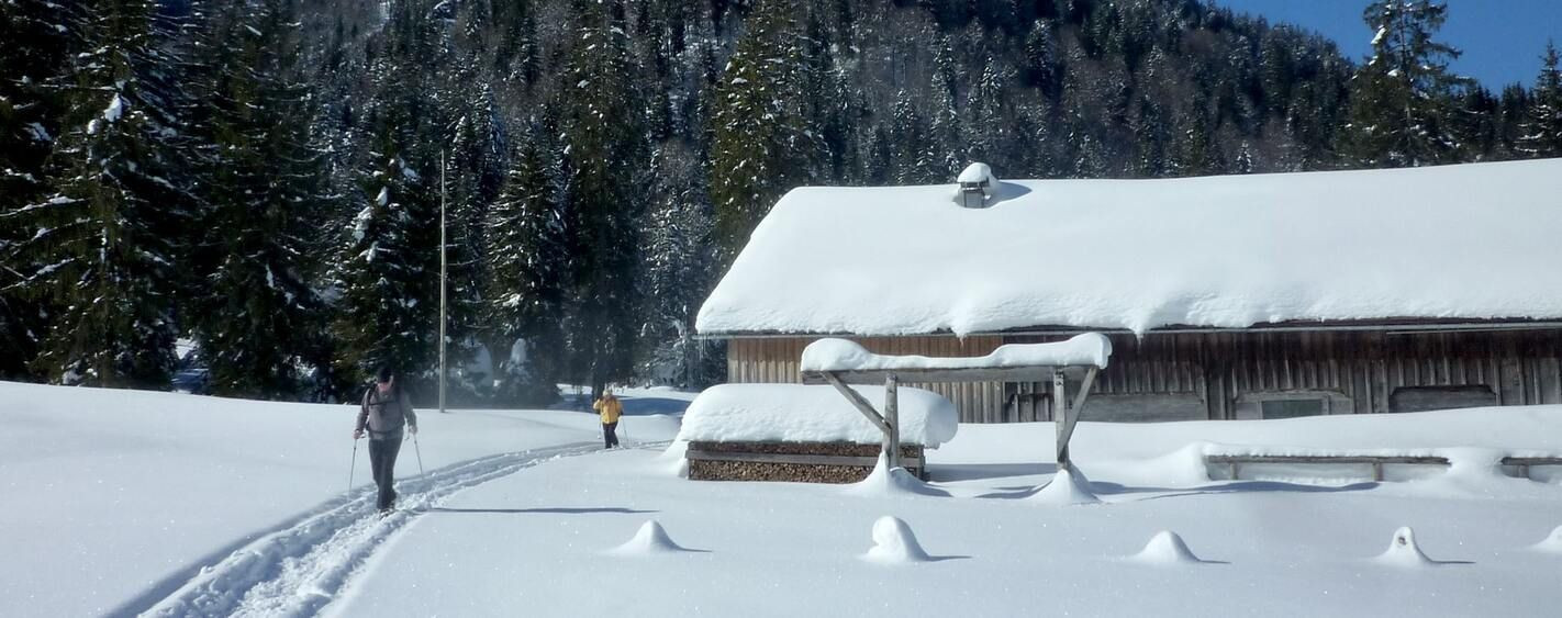 Randonnée en raquettes près d'une grange enneigée - Bregenzerwald - Autriche