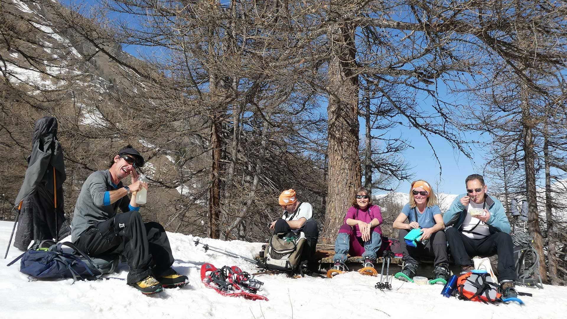 Pause déjeuner d'un groupe en raquettes - Queyras - France