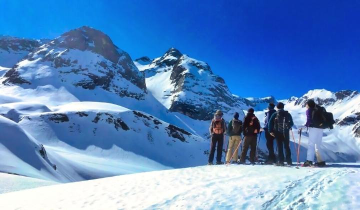 Randonneurs en raquettes face aux sommets enneigés - Pyrénées-Orientales - France
