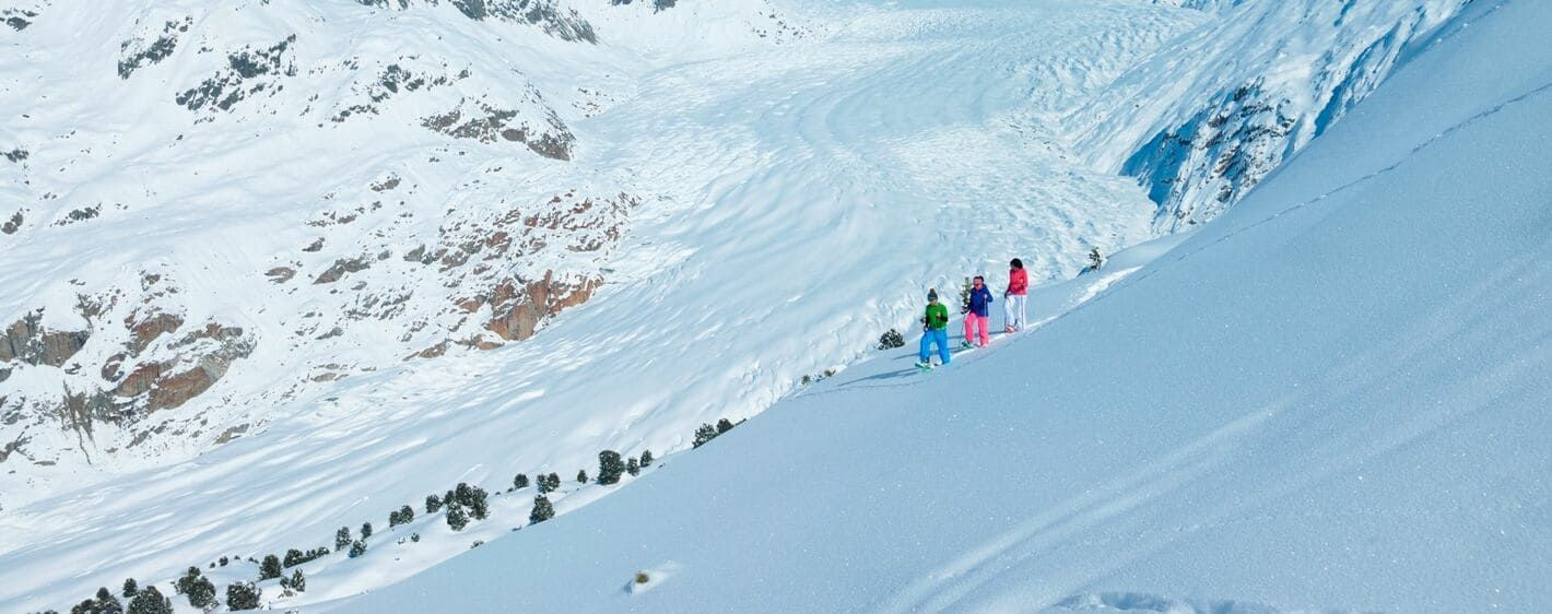 Randonnée en raquettes devant le glacier d'Aletsch - Valais - Suisse