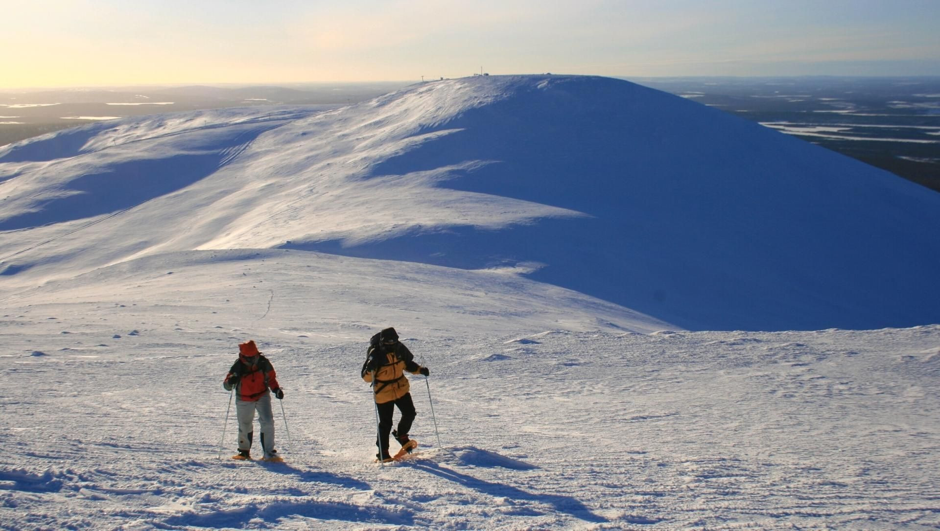 © Raymond Chabanier Randonnée en raquettes sur un fell enneigé - Laponie - Finlande