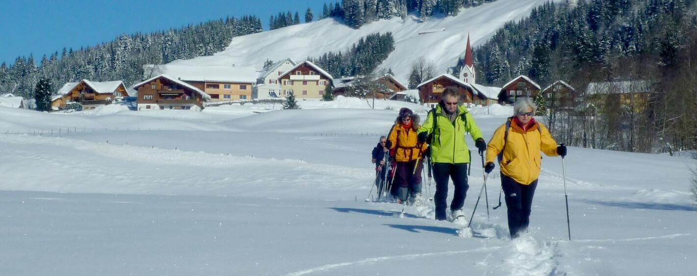 Randonneurs en raquettes près d'un village - Bregenzerwald - Autriche