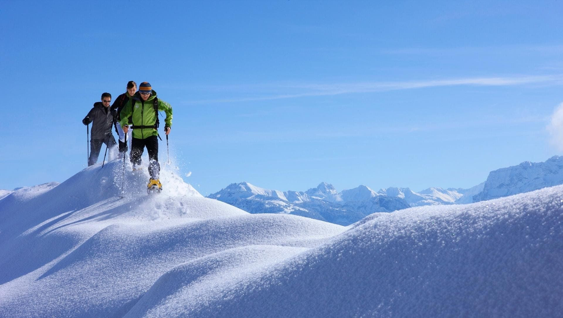 Randonneurs en raquettes sur une crête enneigée - Bregenzerwald - Autriche (2)