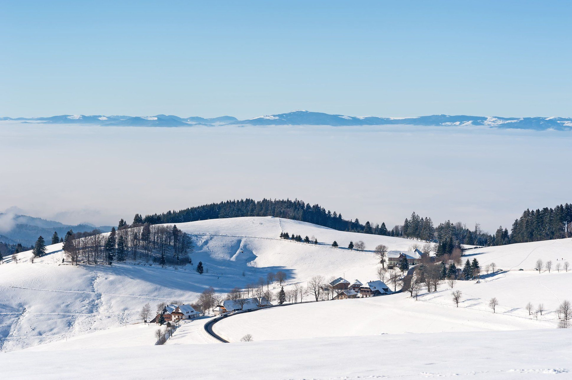 Paysage enneigé au-dessus d'une mer de nuages - Vosges - France