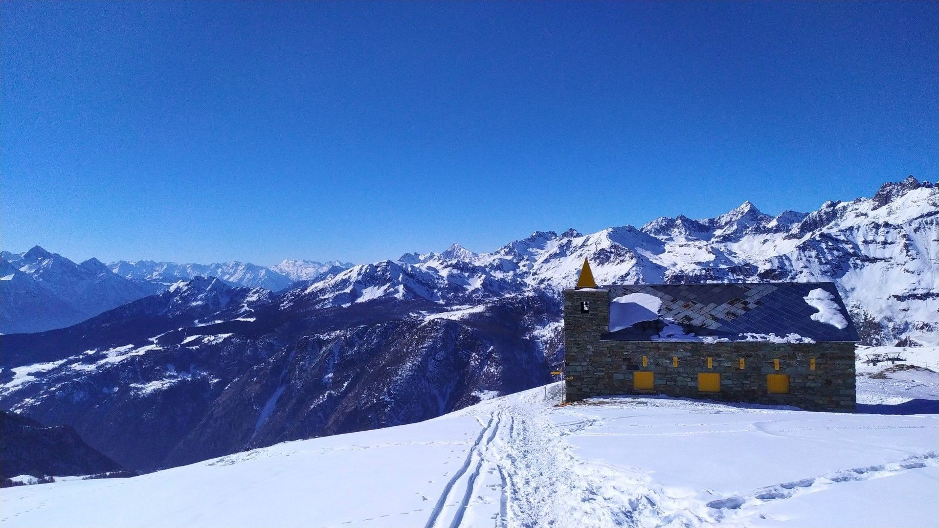 © Pierre Paillat Chapelle en pierre dans la neige - Balcons du Cervin - Alpes italiennes - Italie