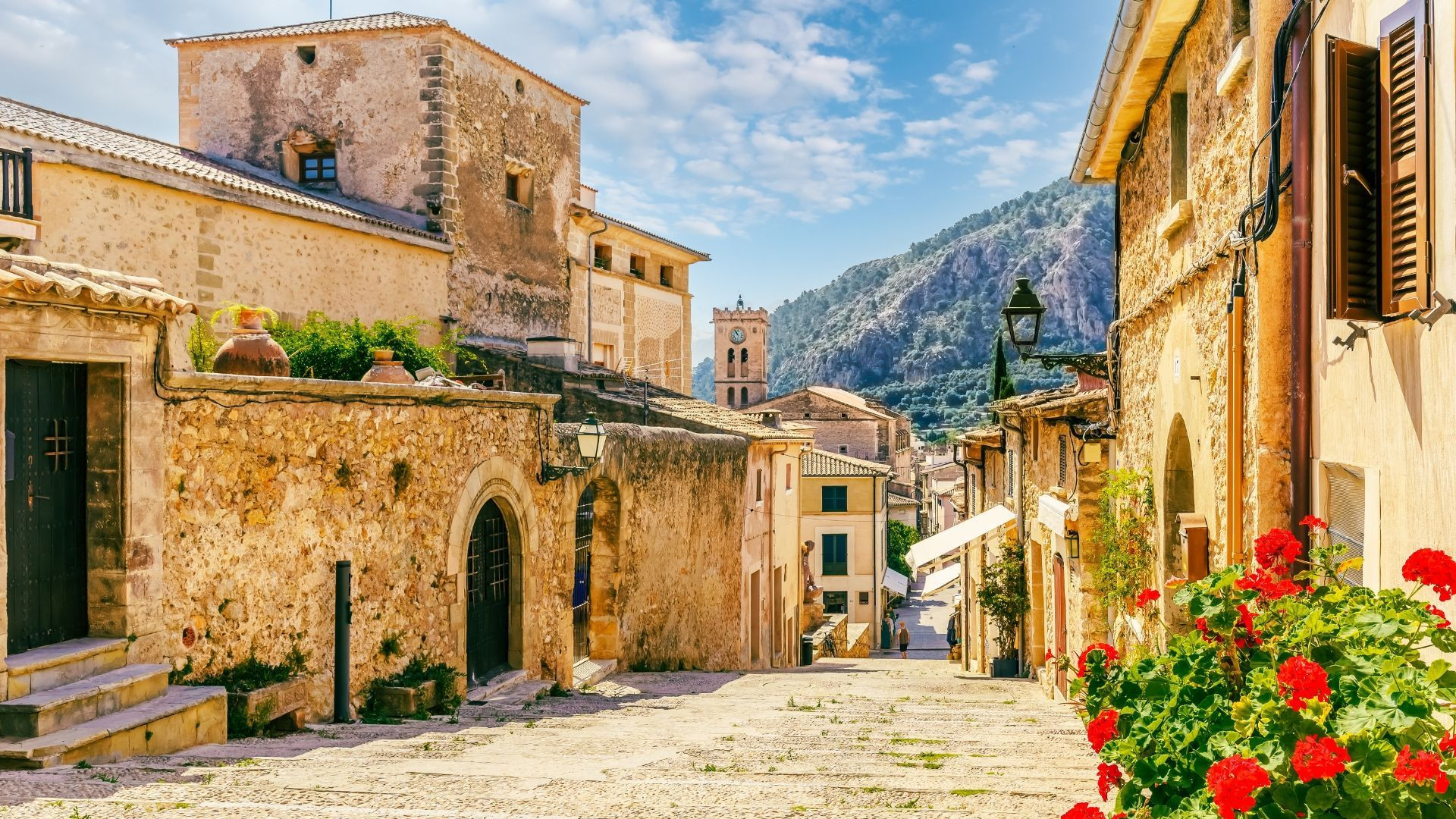 Rue en pierre fleurie de géraniums - Pollença - Majorque - Espagne