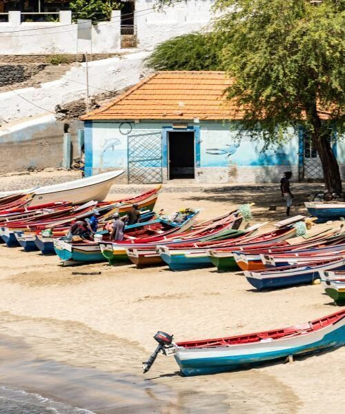 Barques de pêcheurs colorées sur la plage de Tarrafal - Santiago - Cap-Vert