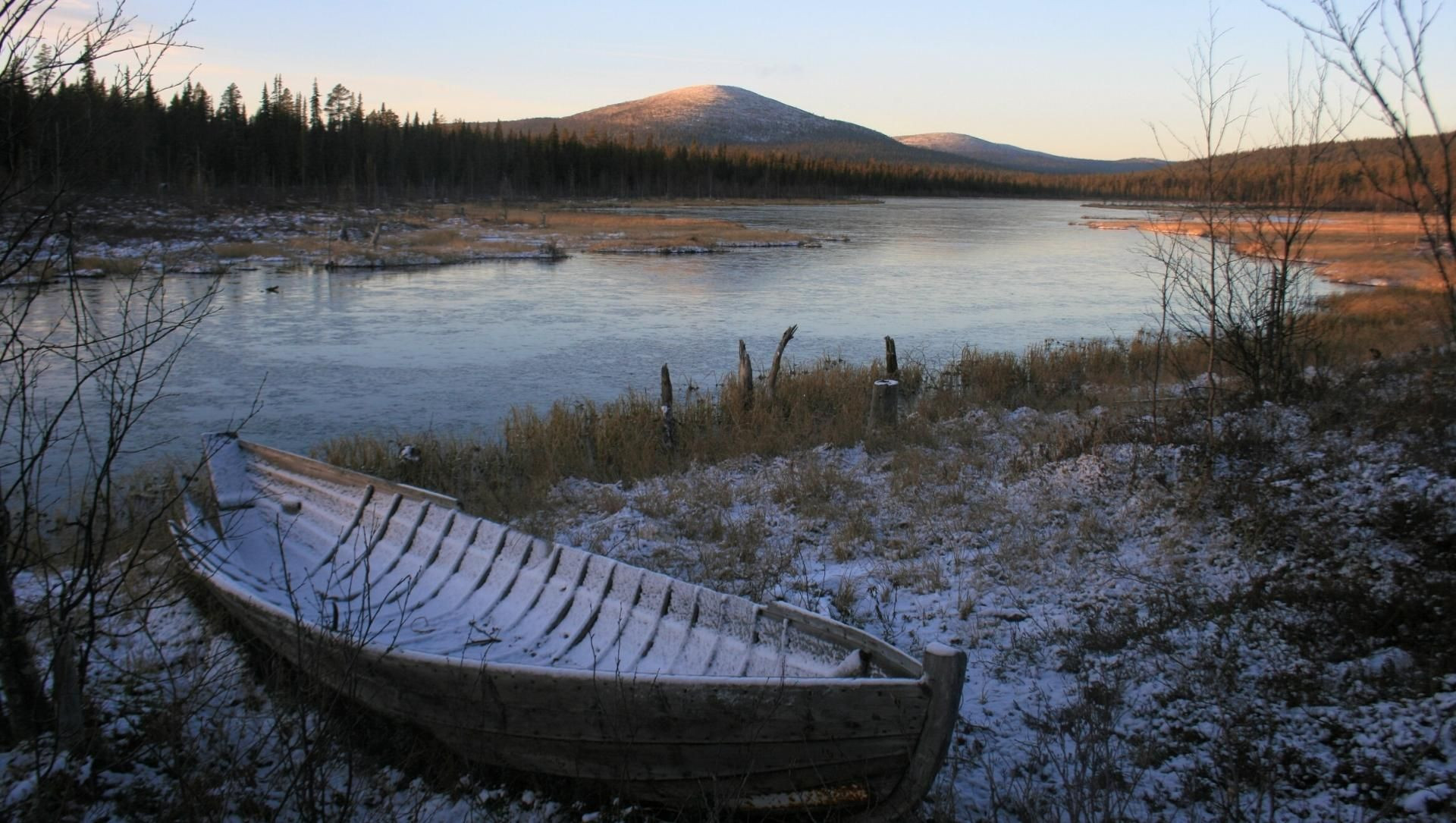 Paysage d'hiver au bord d'un lac - Laponie - Finlande