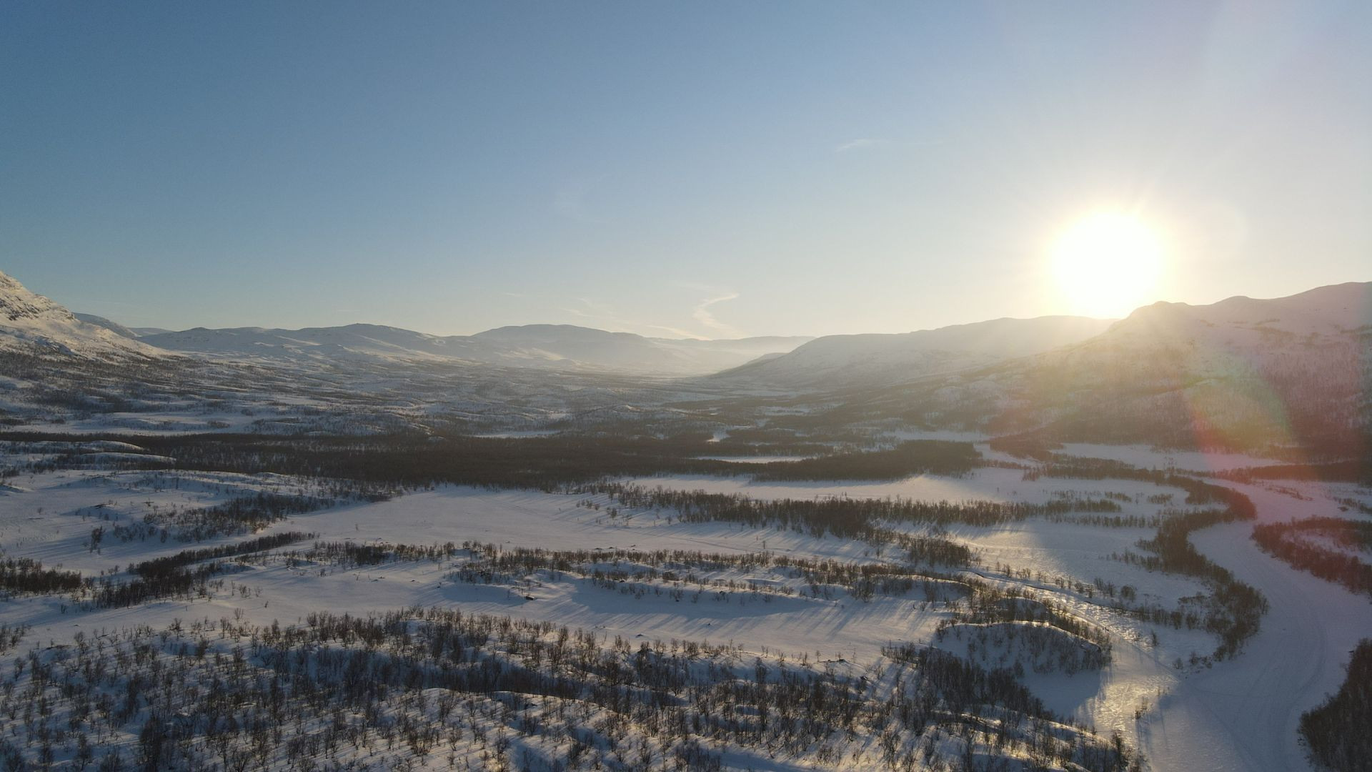 Vallée enneigée sous un soleil bas - Laponie suédoise - Suède
