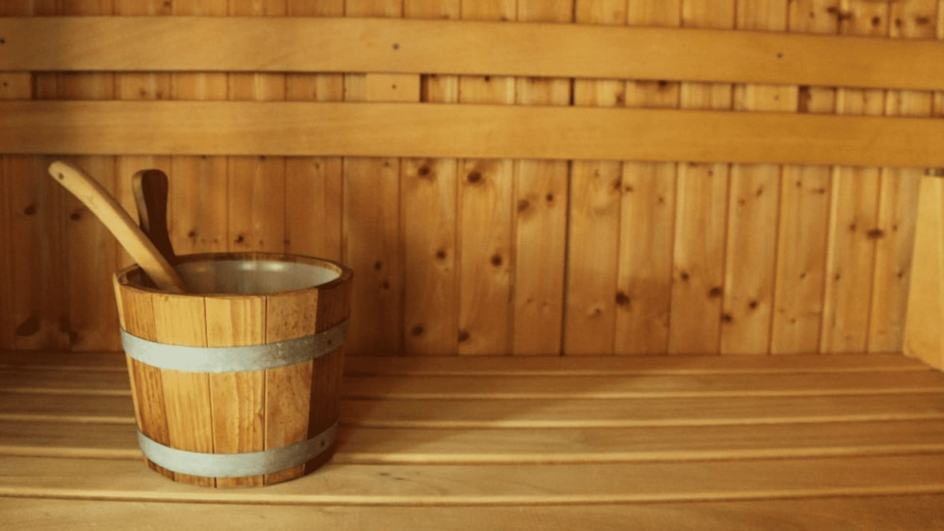 Seau et louche en bois dans un sauna