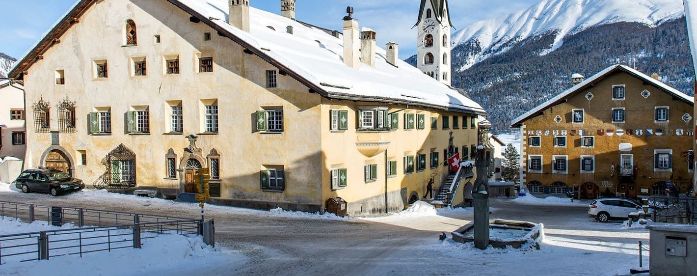 Centre du village de Zuoz en hiver - Engadine - Suisse
